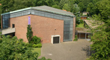 Blick auf die Kirche und den Eingang des Gemeindebüros