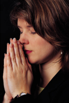 Blick auf eine betende Frau