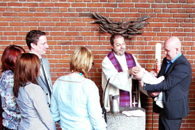 Pfarrer Cramer tauft einen Säugling