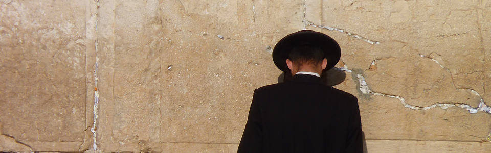 Blick auf einen betenden Juden vor der Klagemauer