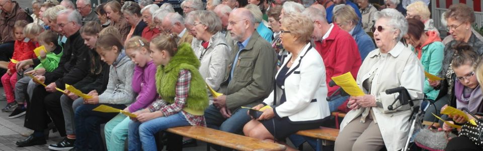 Blick auf die Gemeinde während eines Open-Air-Gottesdienstes